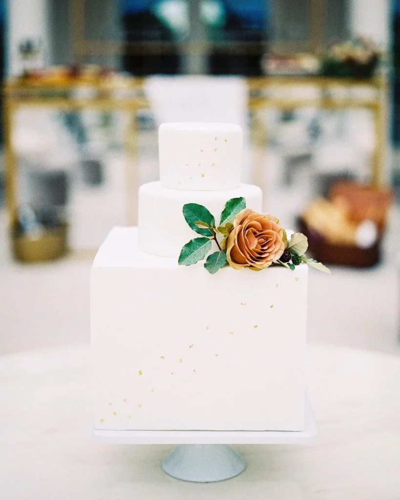 A top-tier wedding cake if we've ever seen one! ? We are loving the level of sophistication that incorporating both