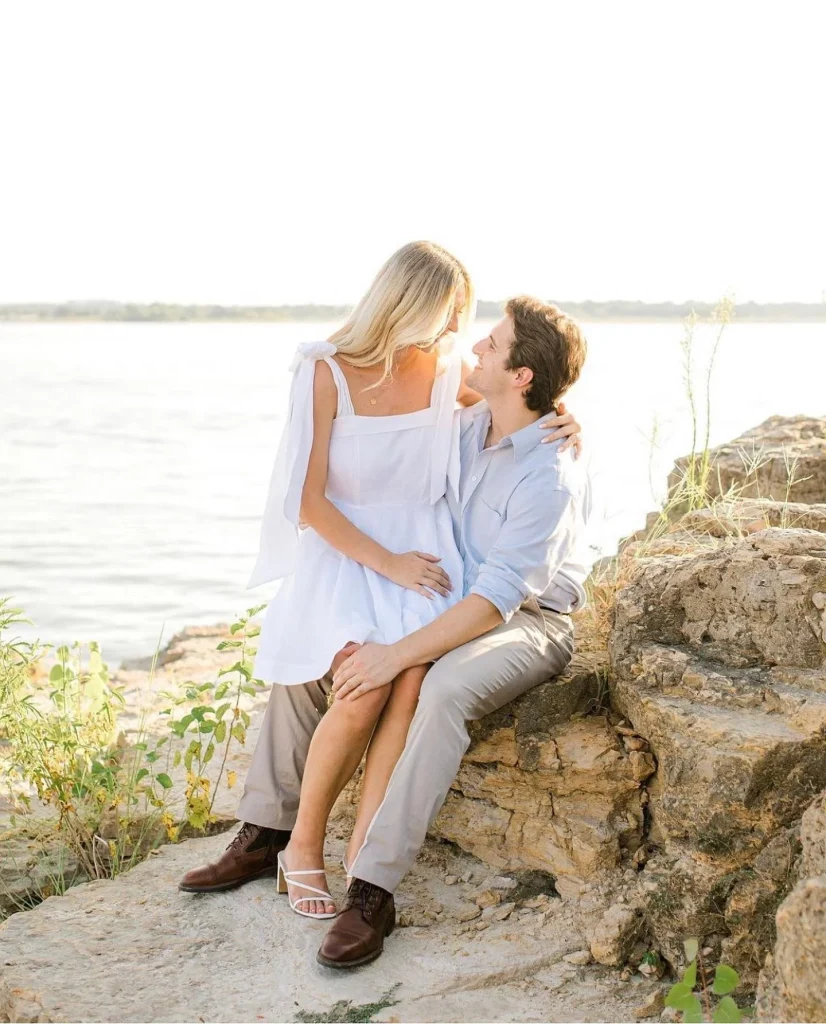 Lakeside engagement sessions are always a great idea, and this one captured by gabycaskeyphoto has our hearts swooning! ☀️🌊 //